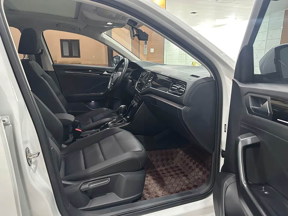 Volkswagen T-ROC exploring Songs