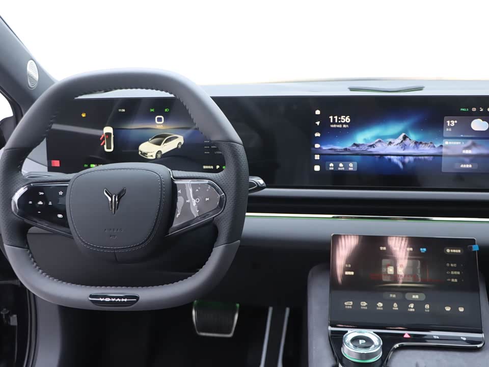 VOYAH Lantu chasing light