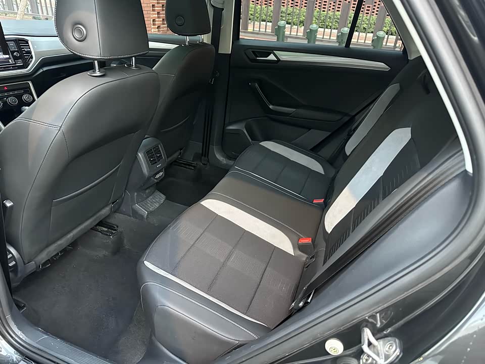 Volkswagen T-ROC exploring Songs