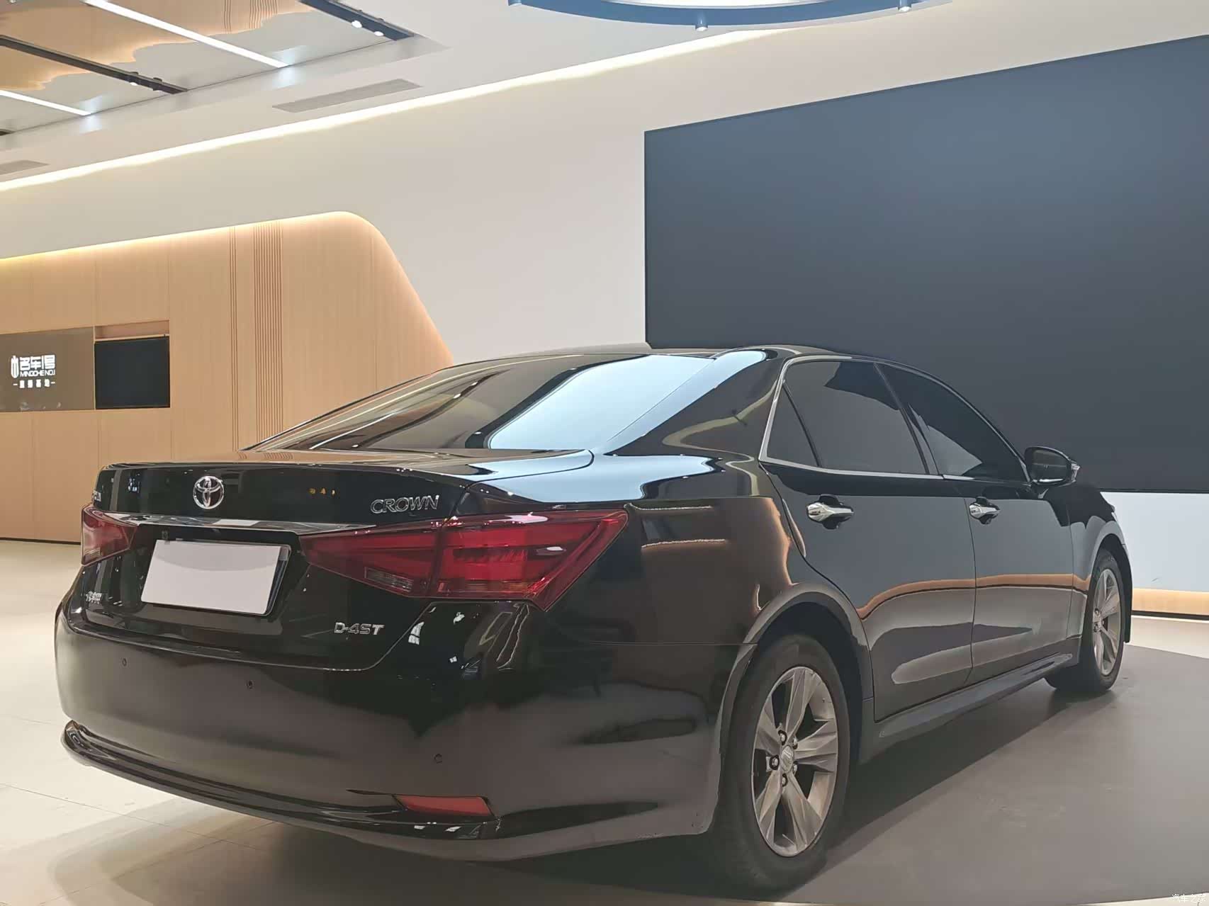 Toyota Crown, 2017 все фото