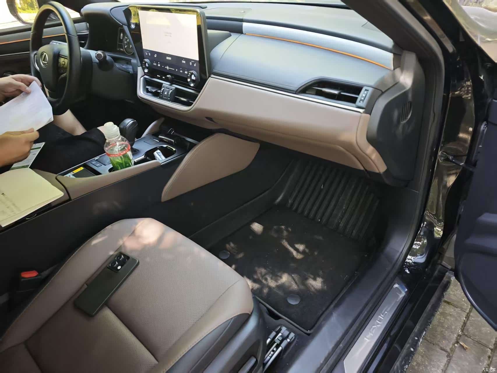Lexus ES, 2025 4