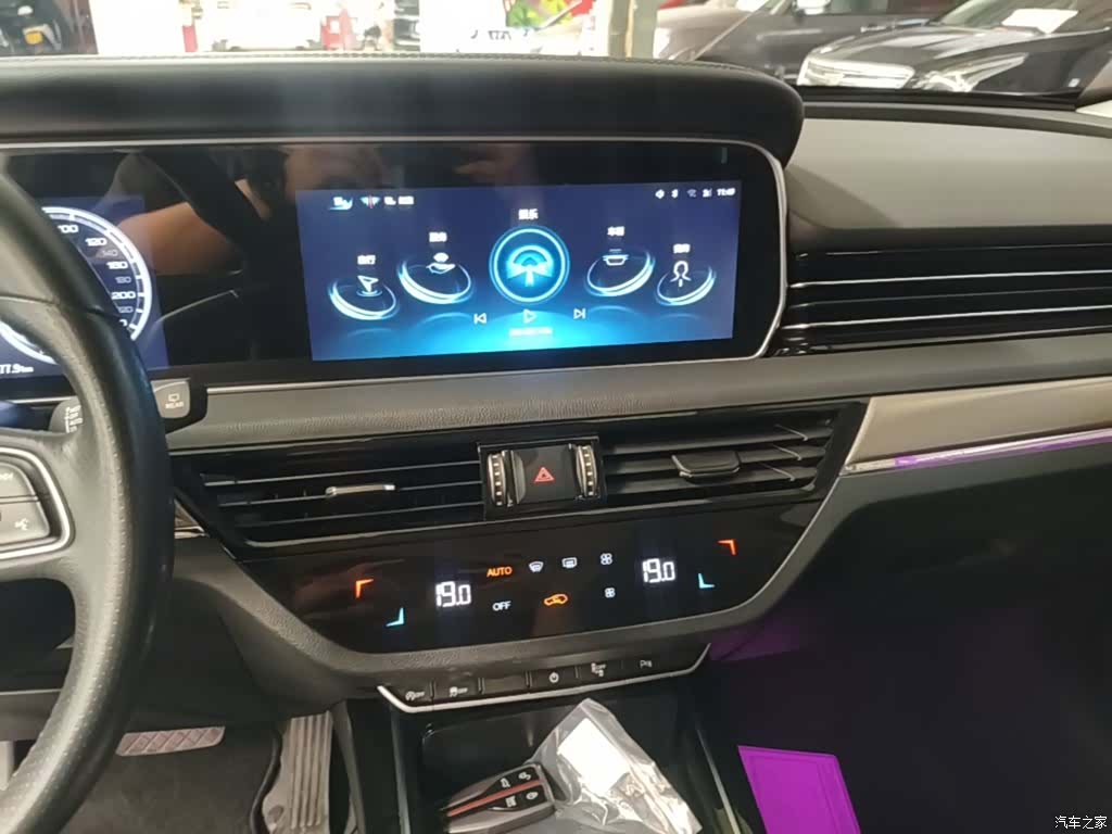 Hongqi HS5, 2022 13