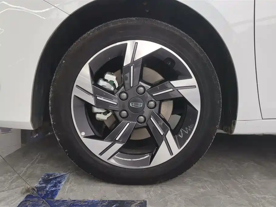 Geely Emgrand L HiP Geely Emgrand L HiP
