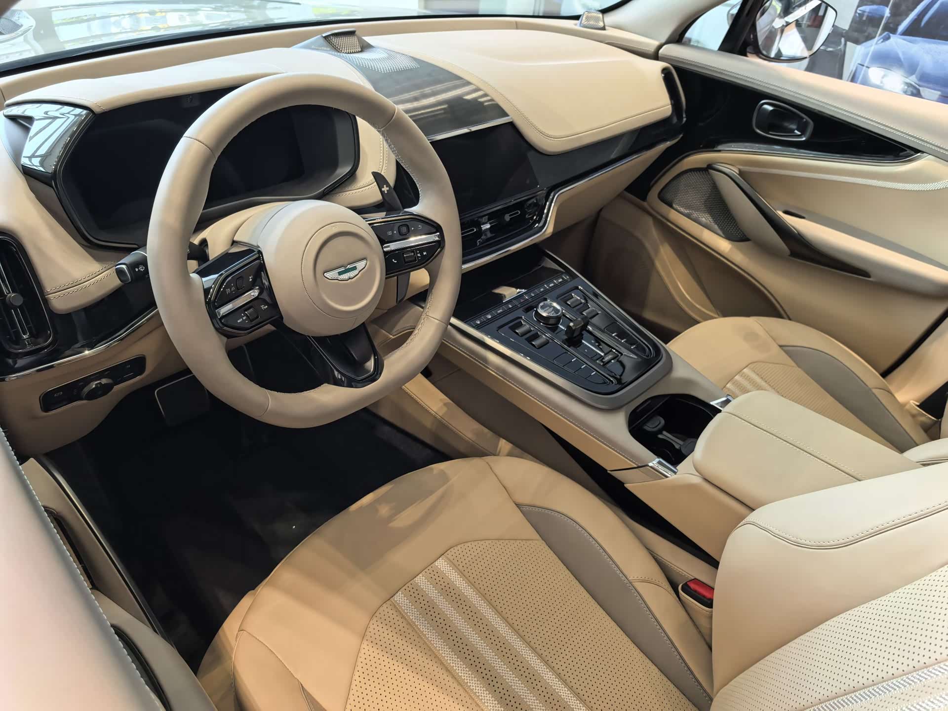 Aston Martin DBX, 2025 8