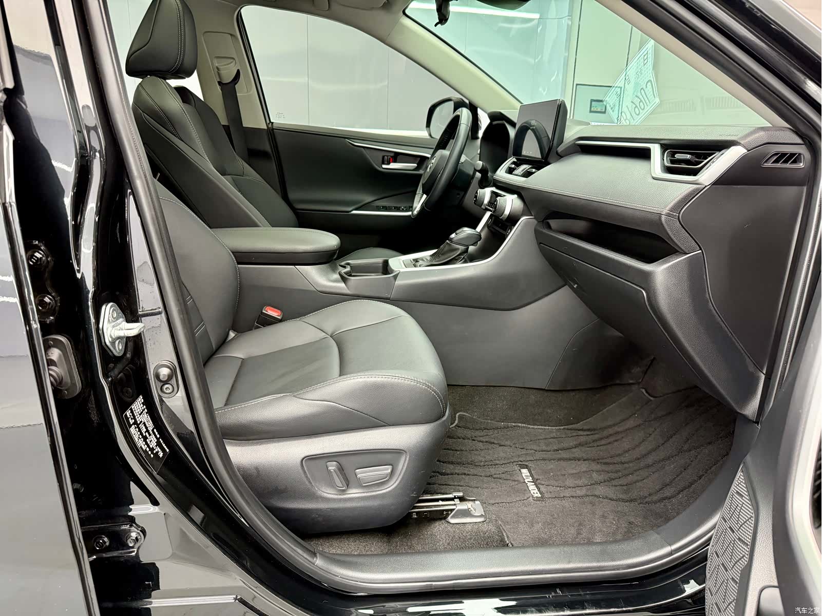 Toyota Wildlander, 2024 11