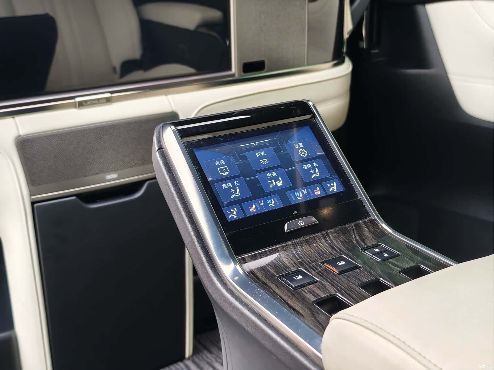 Lexus LM, 2022 17