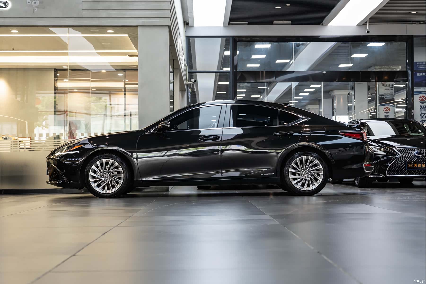 Lexus ES, 2019 4