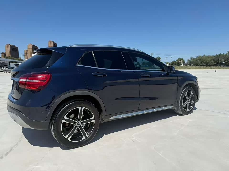 Mercedes-Benz GLA Mercedes-Benz GLA