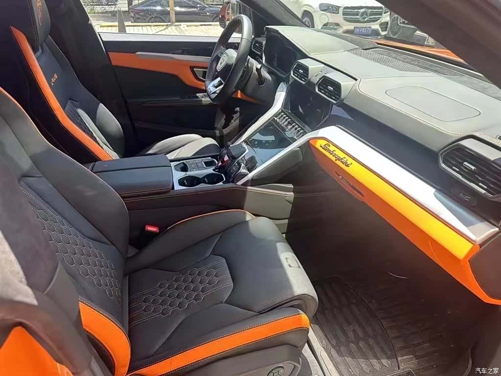 Lamborghini Urus, 2023 4