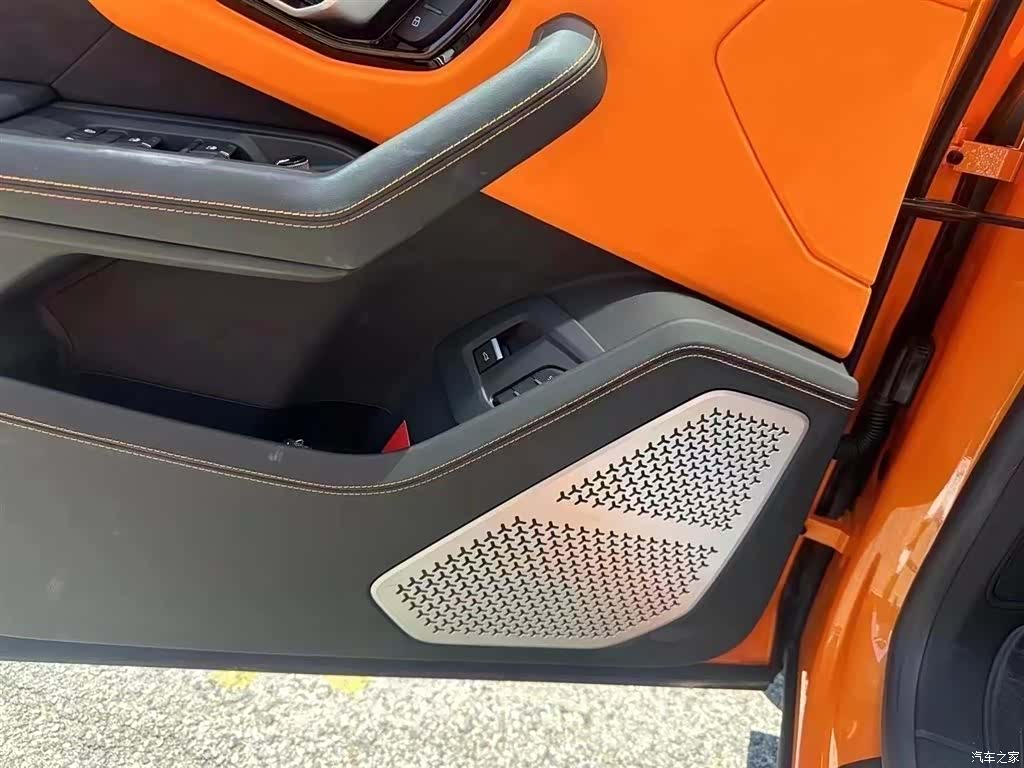 Lamborghini Urus, 2023 7