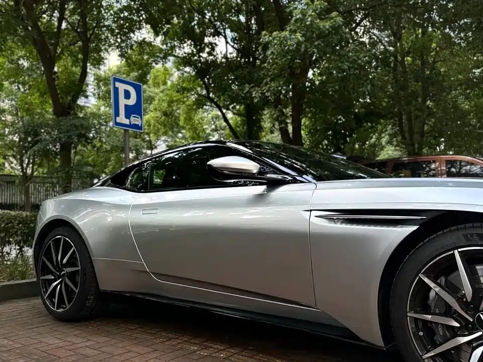 Aston Martin DB11