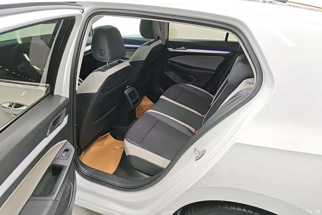 Volkswagen Golf, 2024 11
