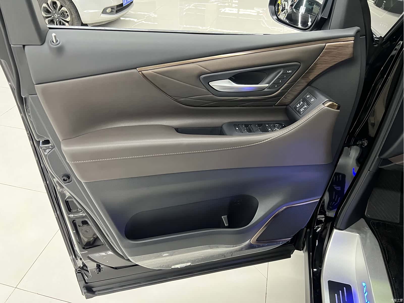 Toyota Alphard, 2025 20