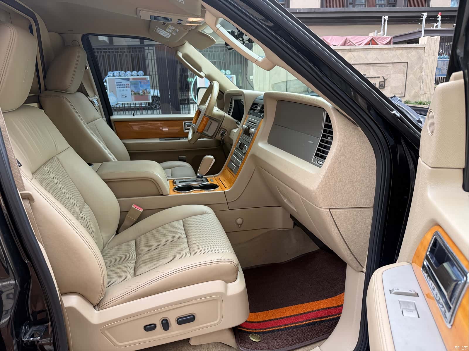 Lincoln Navigator, 2010 19
