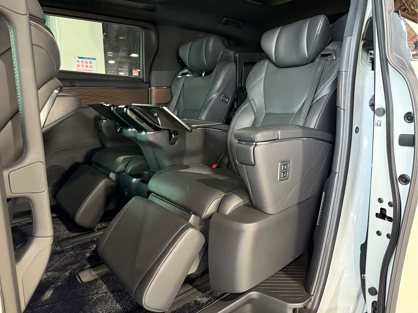 Toyota Alphard, 2024 все фото