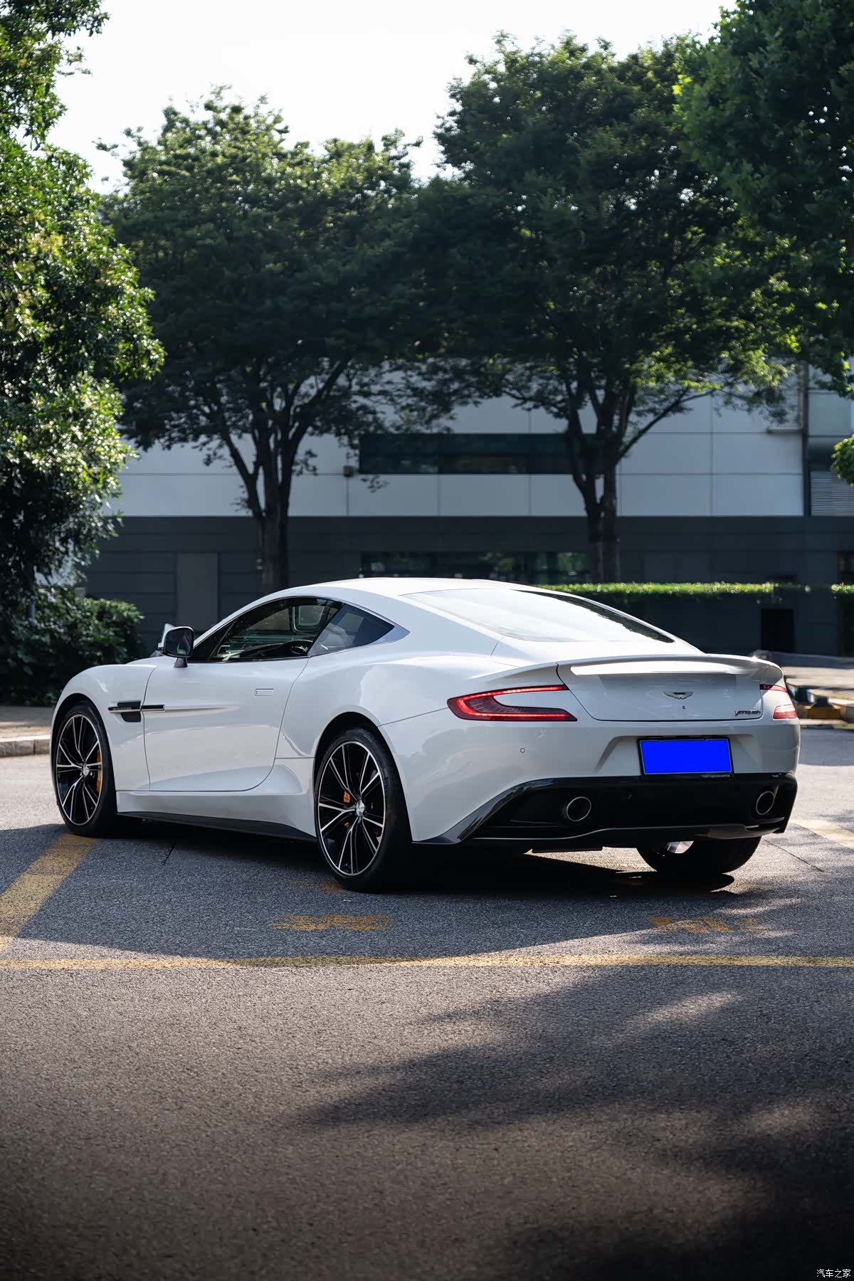 Aston Martin Vanquish, 2014 4
