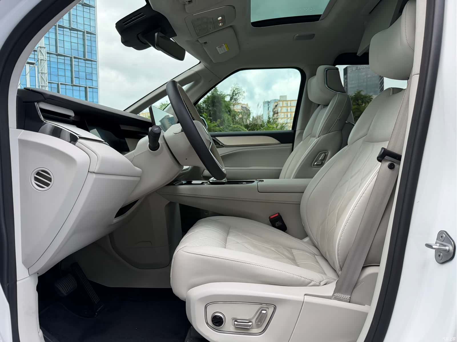 Volvo EM90, 2024 13