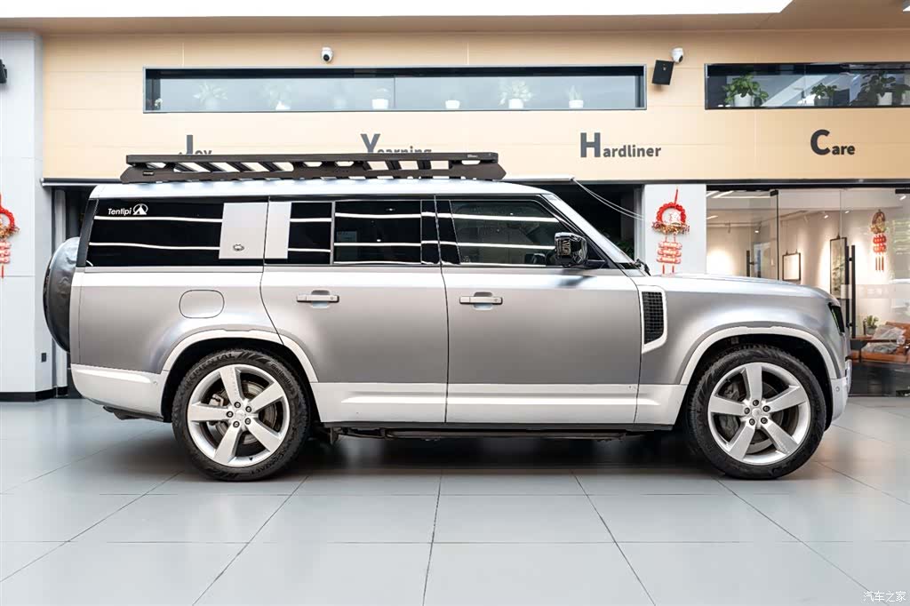 Land Rover Defender, 2023 3
