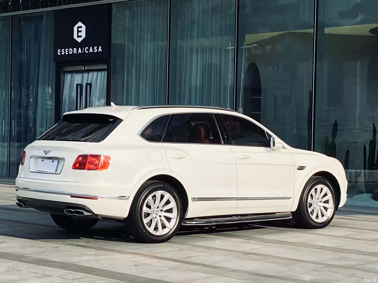 Bentley Bentayga, 2018 9