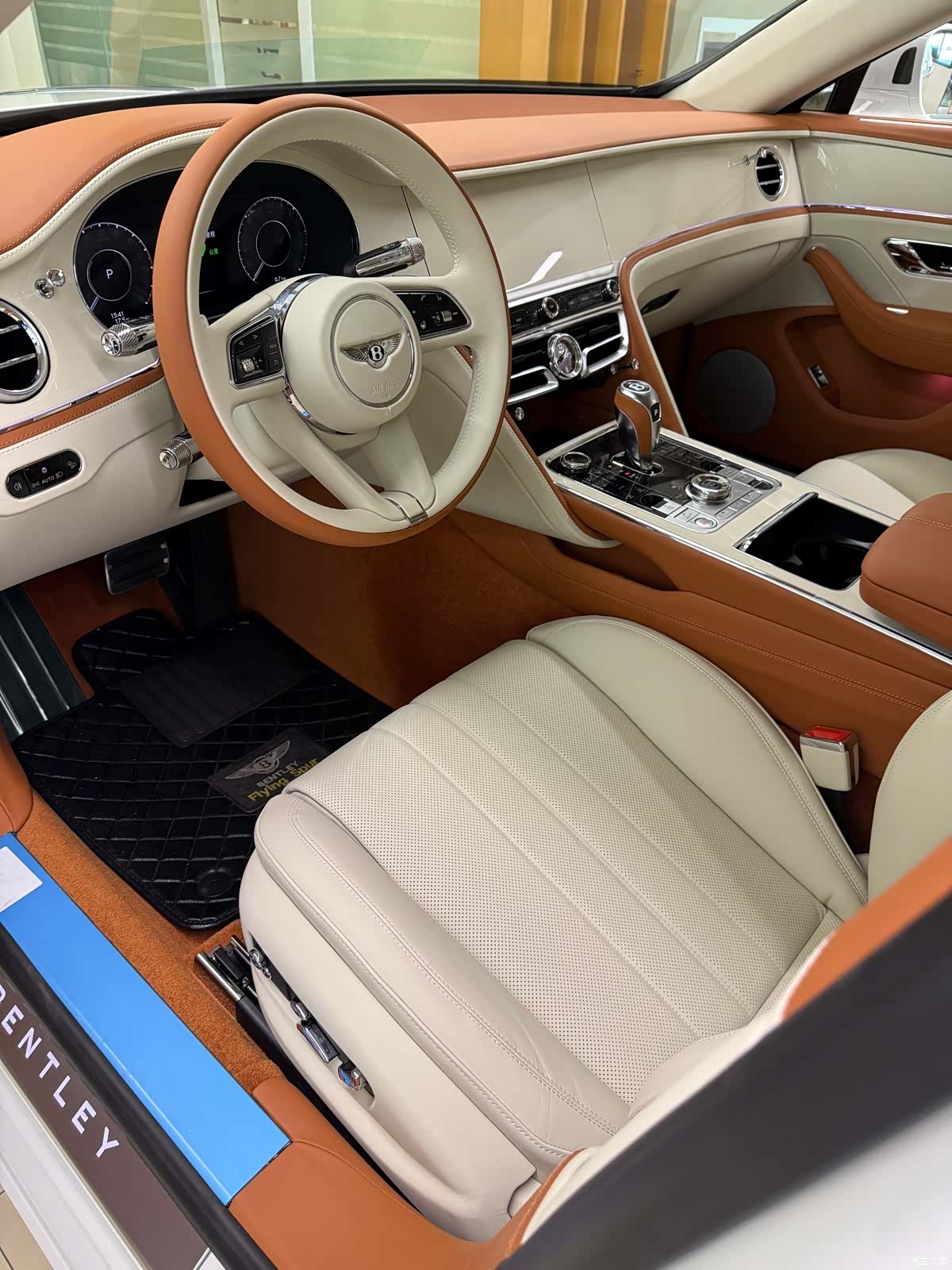 Bentley Flying Spur, 1900 8