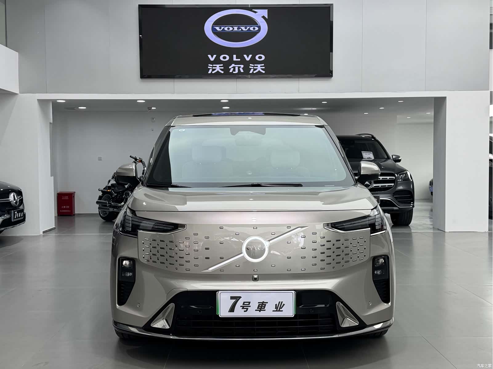 Volvo EM90, 2024 все фото