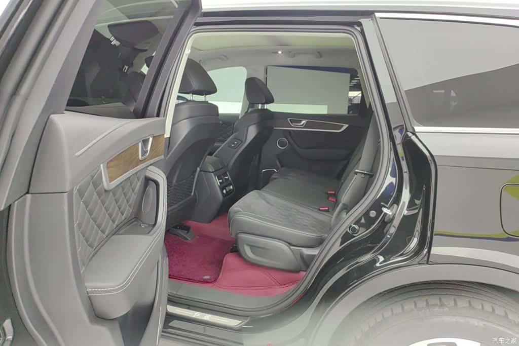 Hongqi HS7, 2025 11