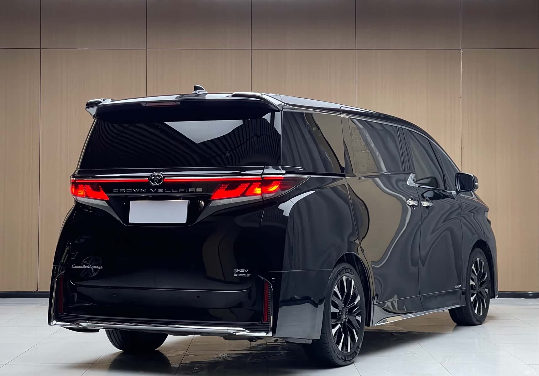 Toyota Vellfire, 2023 3