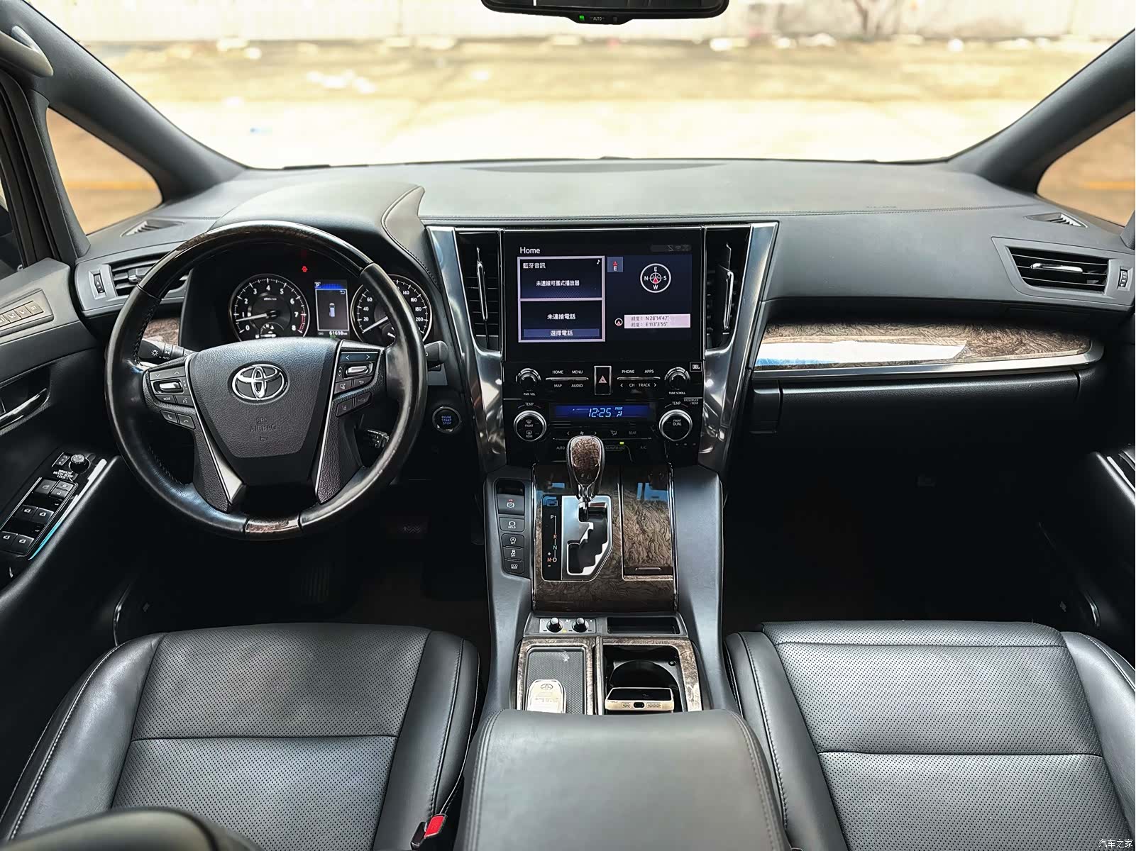 Toyota Alphard, 2022 все фото