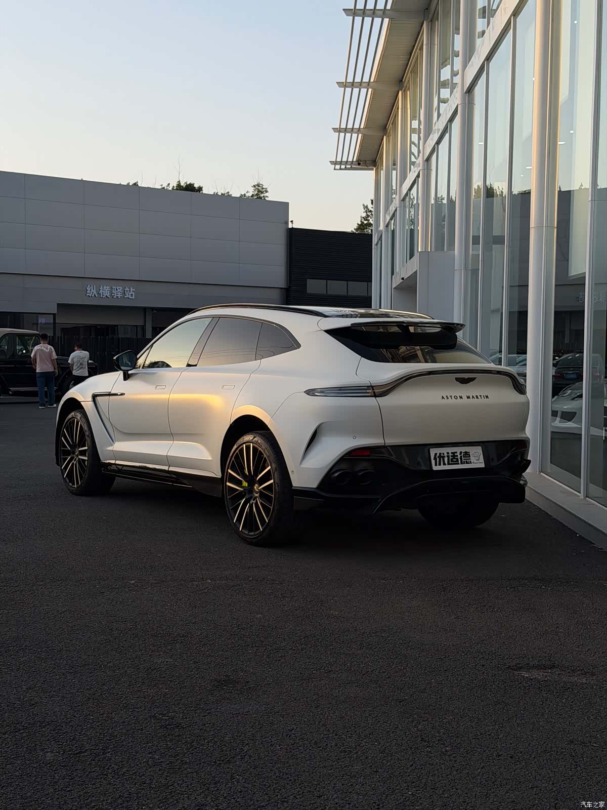 Aston Martin DBX, 2022 3