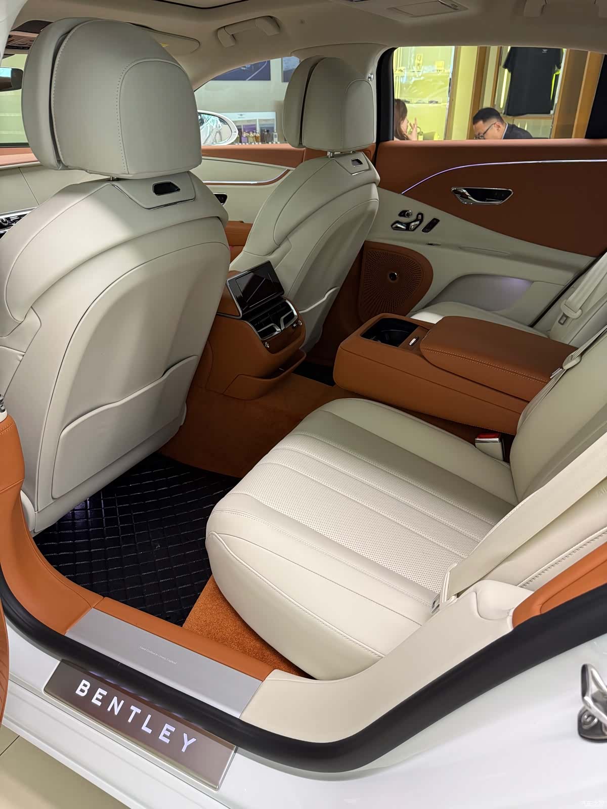 Bentley Flying Spur, 1900 3