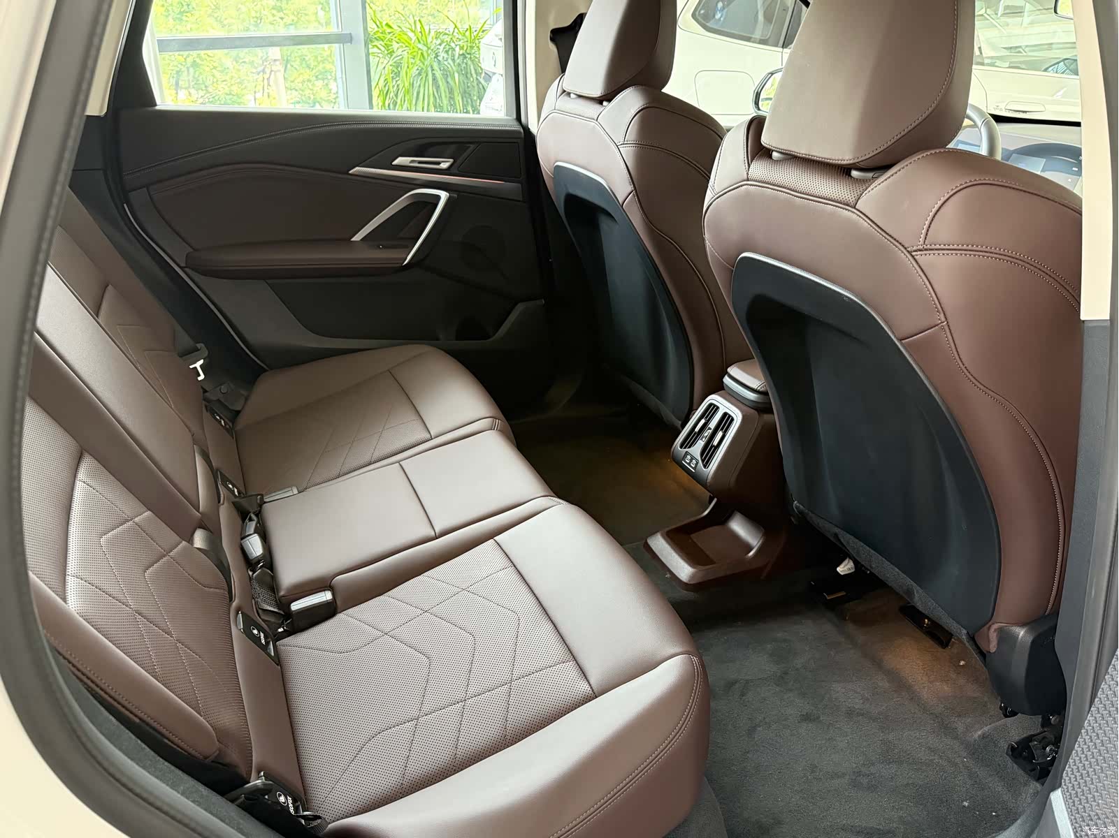 BMW iX1, 2025 все фото
