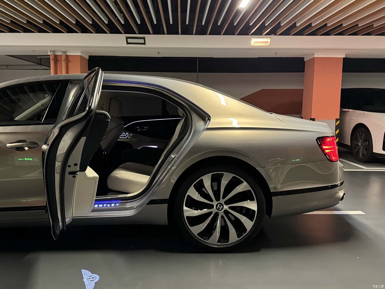 Bentley Flying Spur, 2023 10