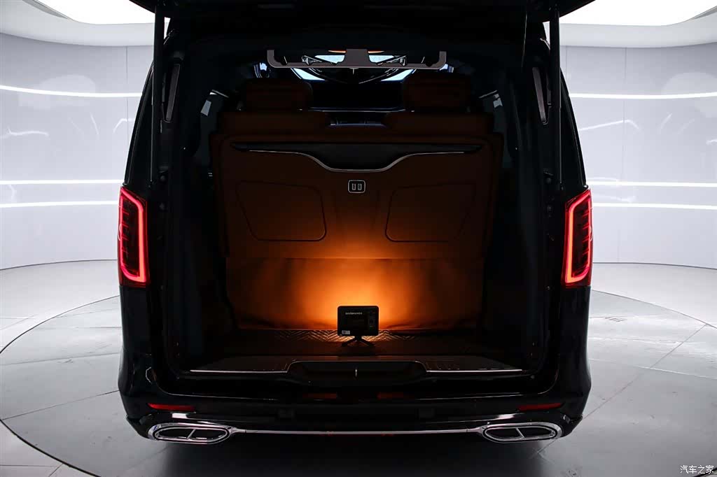 Mercedes-Benz V-Class, 2023 16