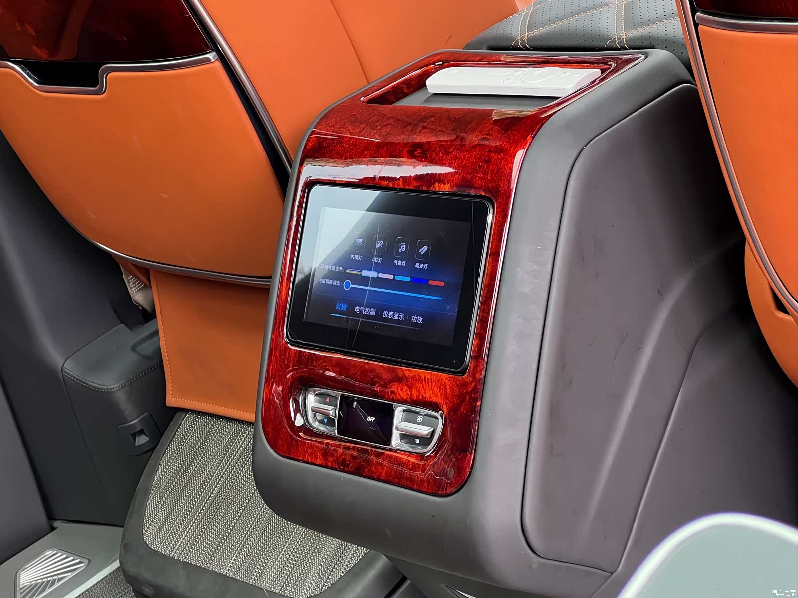 Mercedes-Benz V-Class, 2024 18