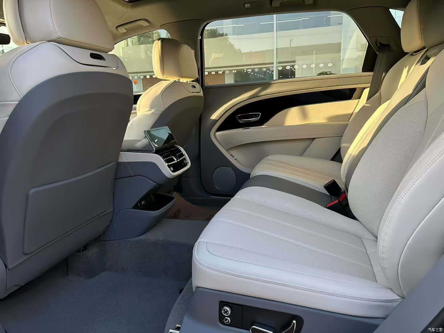 Bentley Bentayga, 1900 3