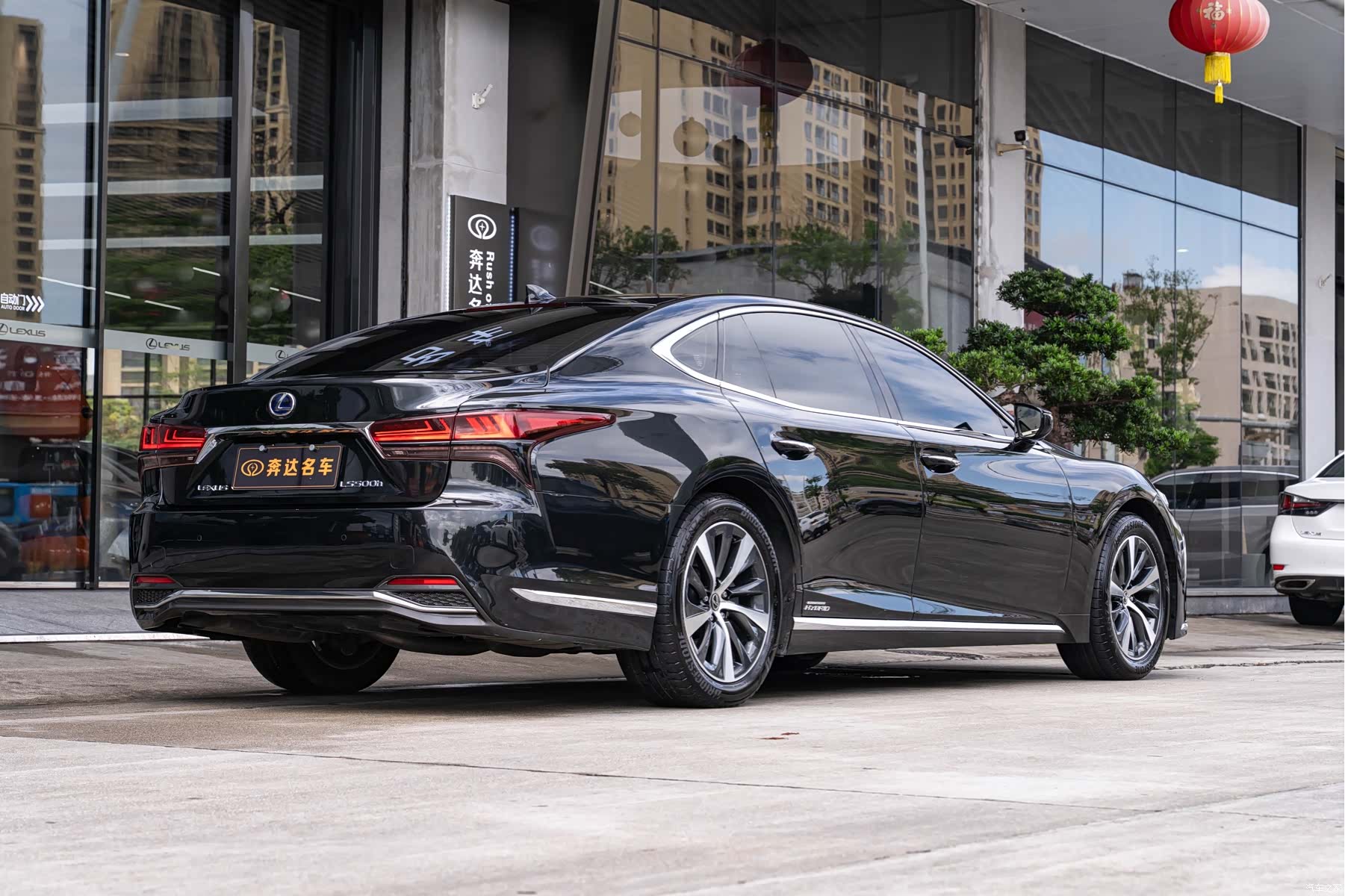 Lexus LS, 2021 3