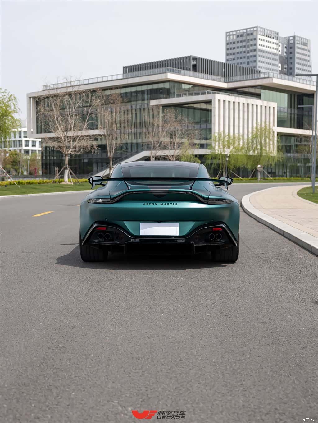 Aston Martin Vantage, 2022 все фото