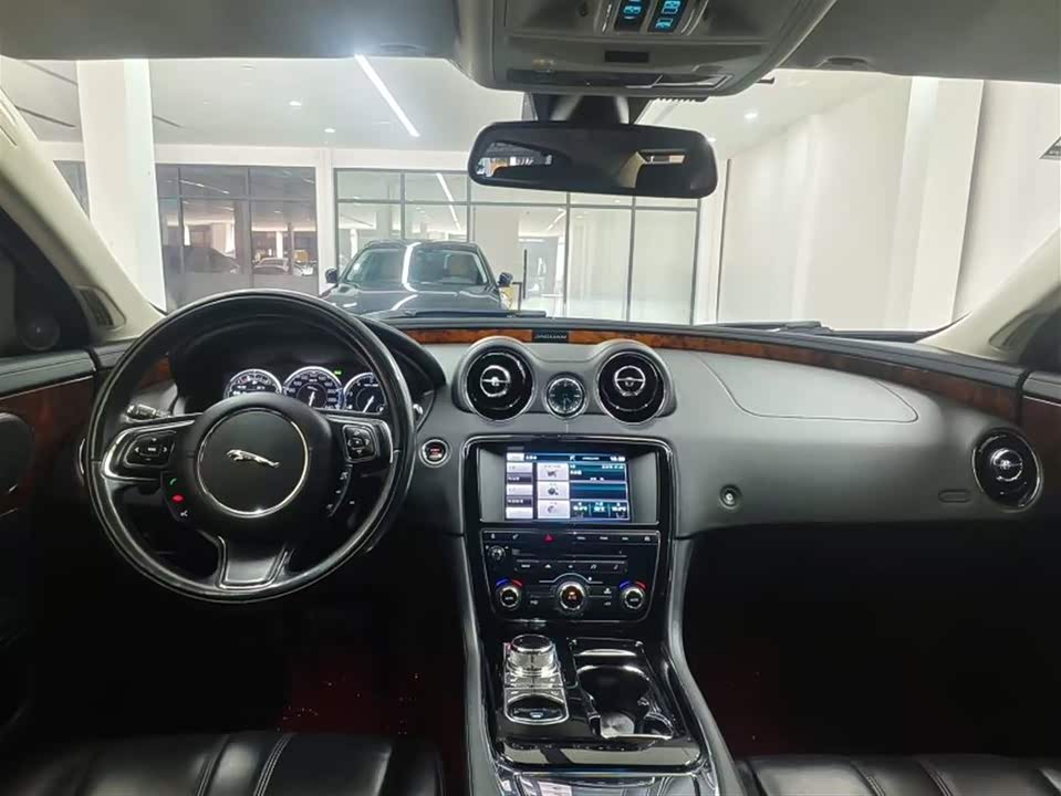 Jaguar XJ