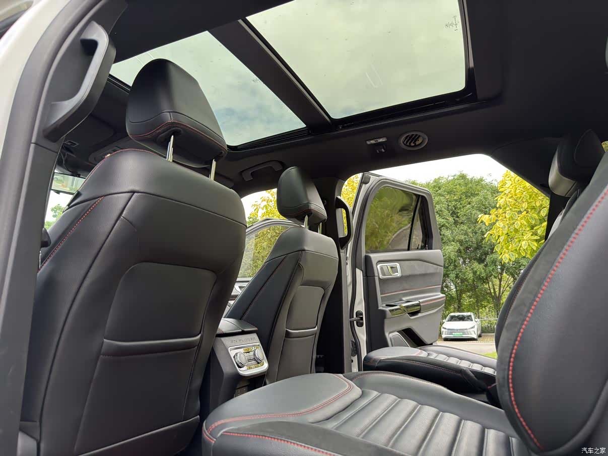 Ford Explorer, 2023 10
