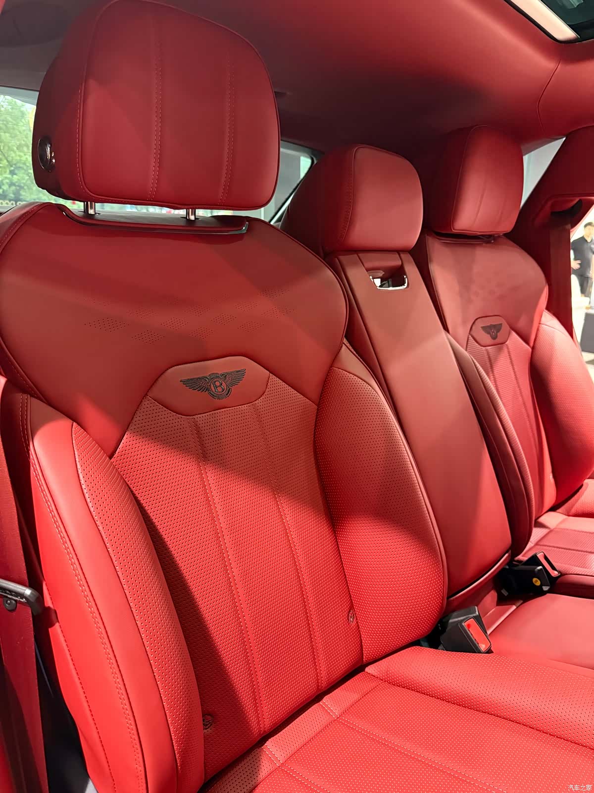 Bentley Bentayga, 2023 12