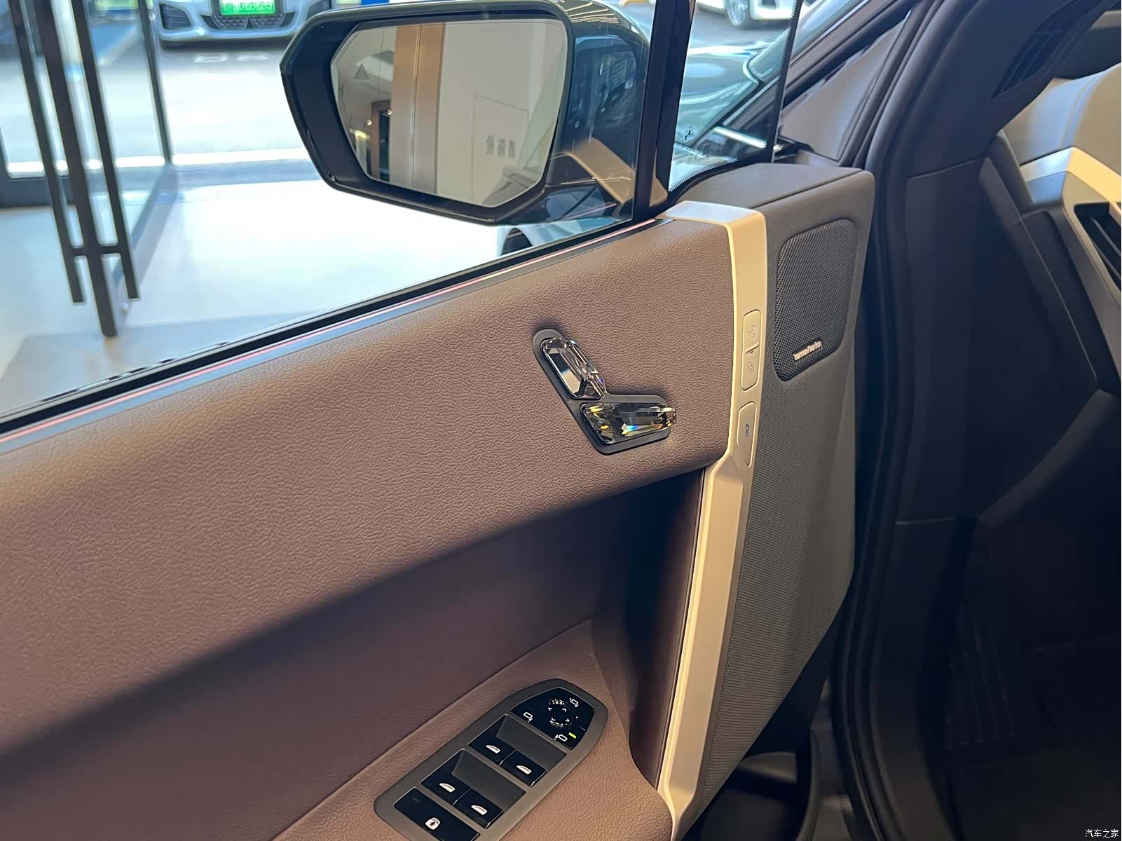 BMW iX, 2025 9
