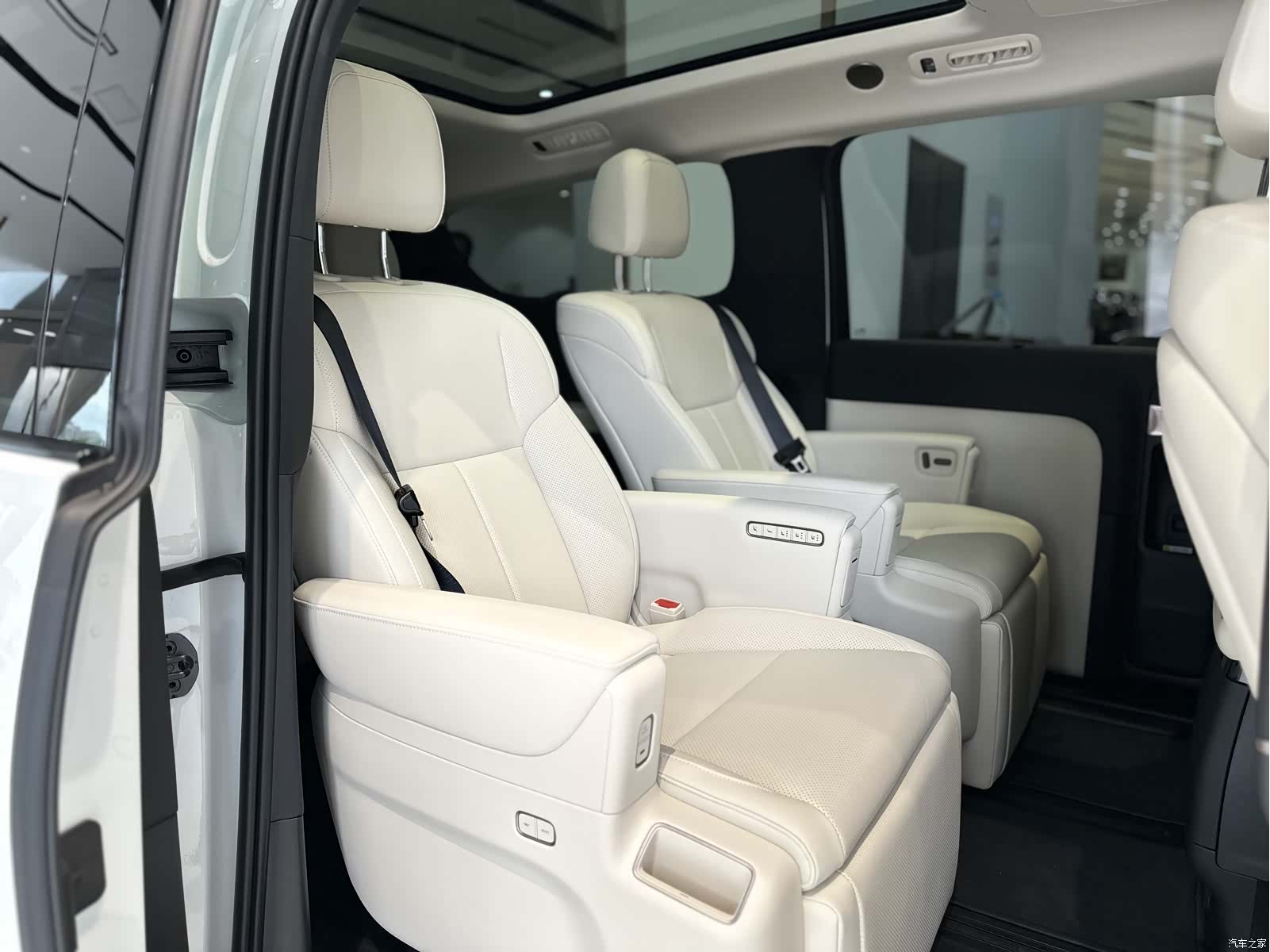 Li Auto MEGA, 2025 17