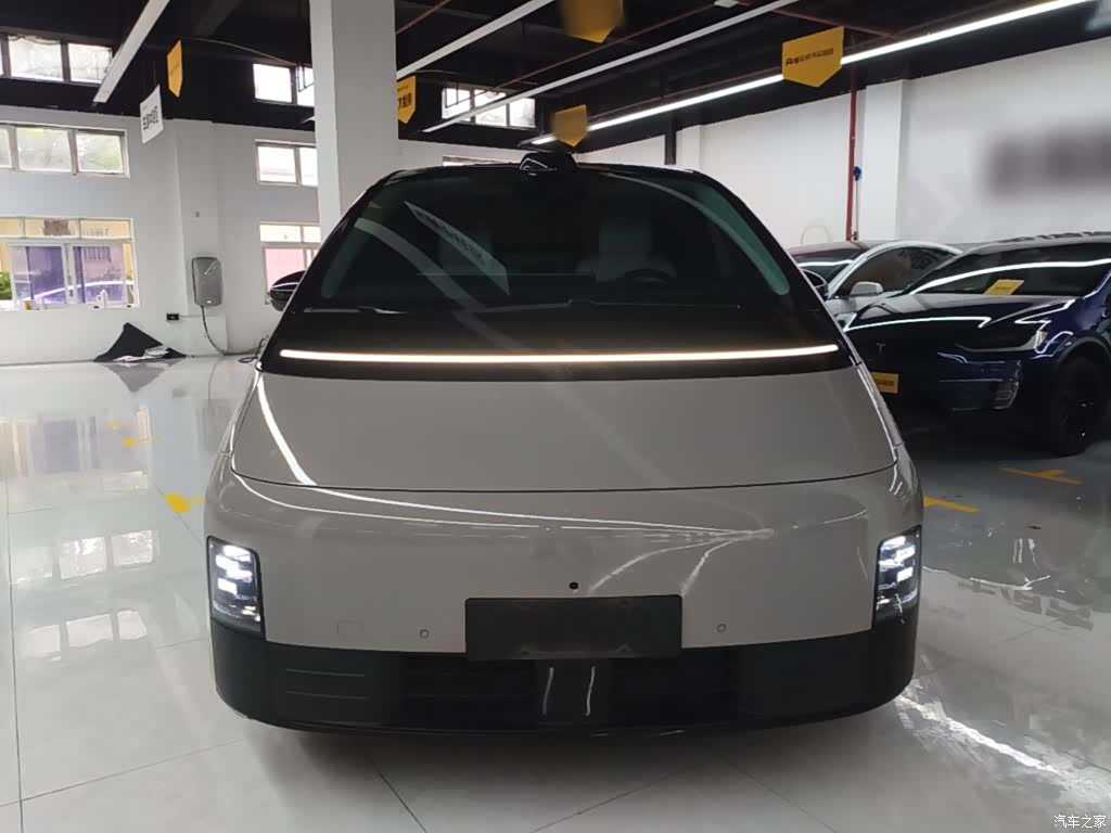 Li Auto MEGA, 2025 3