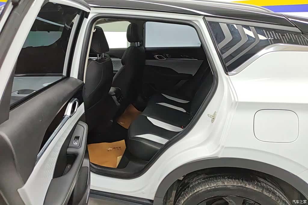 Geely Coolray, 2022 11