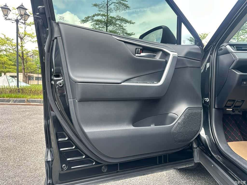 Toyota RAV4, 2024 4