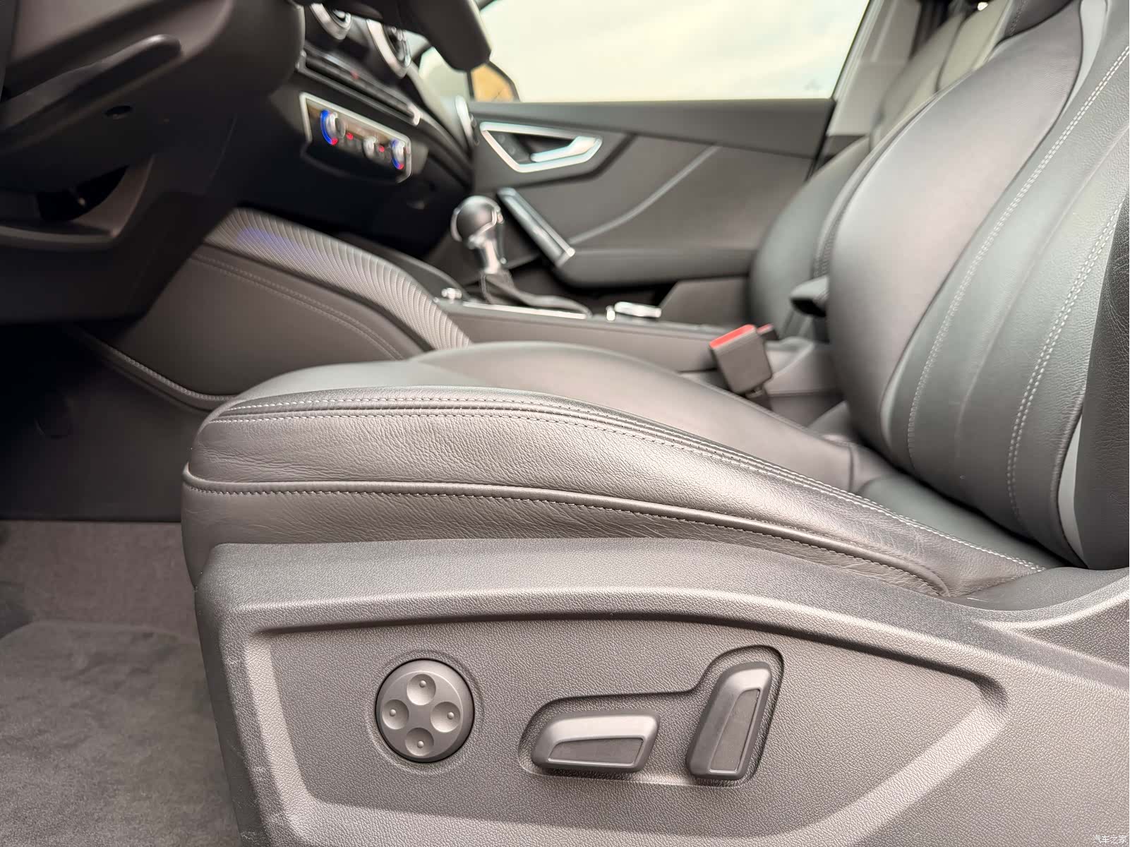 Audi Q2L, 2022 13