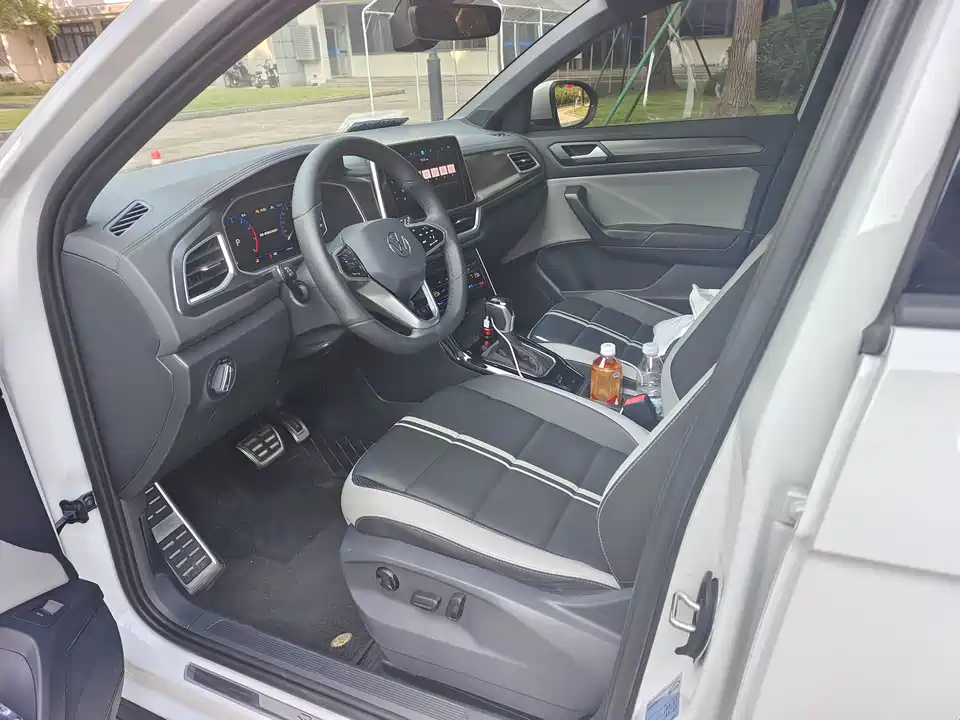 Volkswagen T-ROC exploring Songs