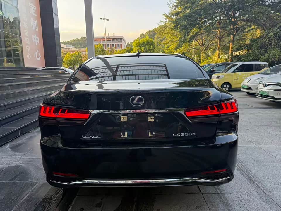Lexus LS