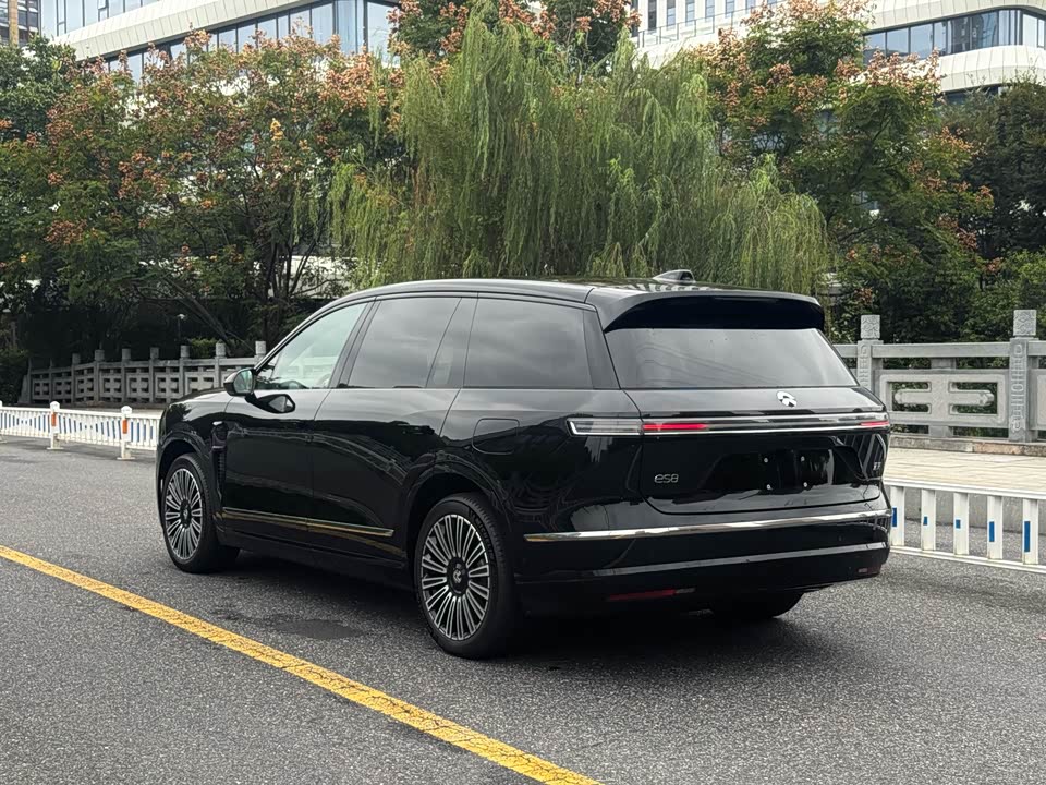 NIO ES8
