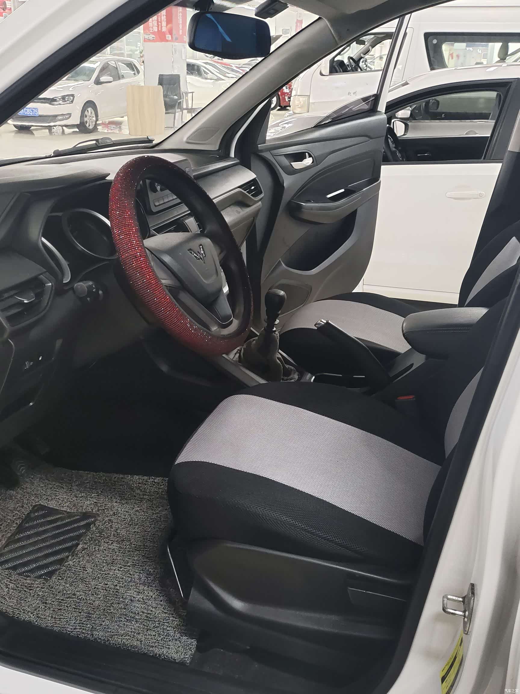 Wuling Hongguang, 2018 все фото